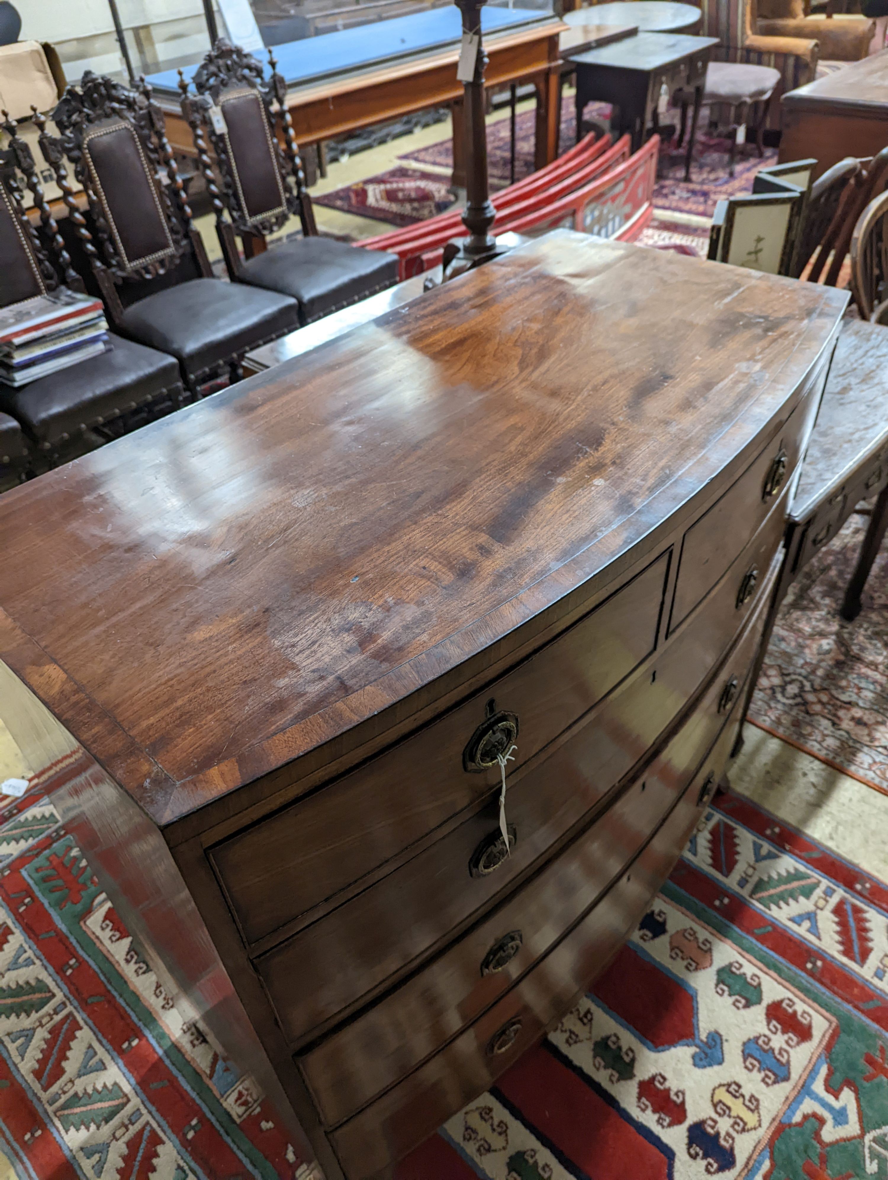 A Regency mahogany bowfront chest. W-105cm, D-54cm, H-106cm.